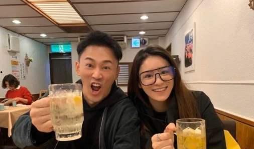 刚结婚的网红吃瓜视频,甜蜜互动引网友热议