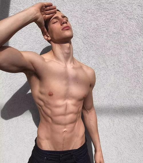 抖音网红腹肌男吃瓜,瓜香四溢的健身日常