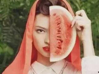 网红吃瓜姿势图片,揭秘网络红人的“瓜田”生活  第1张