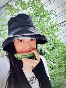 吃网红大瓜大汗淋漓,汗水见证美食诱惑
