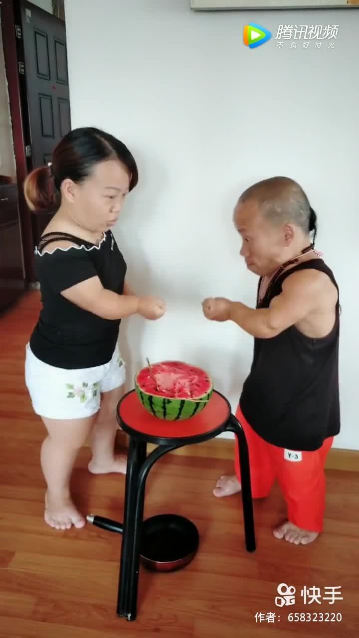 网红夫妻吃瓜图片  第3张